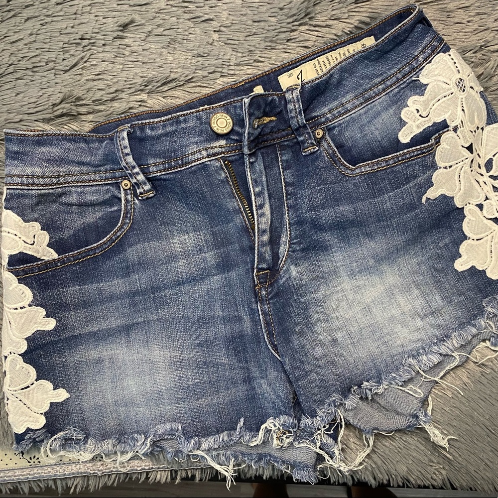 Jean shorts with lace